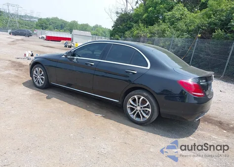 2017 Mercedes-Benz C 300 4Matic/Luxury 4Matic/Sport 4Matic z USA, uszkodzony, nr VIN 55SWF4KB3HU198387